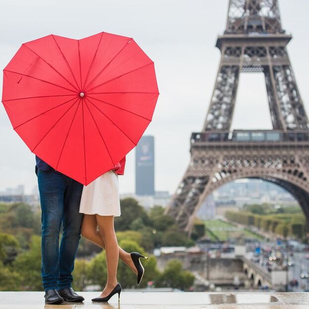 couple kissing in front of Eiffel tower